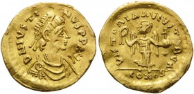 Justin I, 518-527. Tremissis (Gold, 14.5 mm, 1.50 g, 5 h), Constantinople. D N IVSTINVS P P AVI Pearl-diademed, draped and cuirassed bust of Justin to...