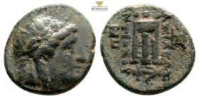 Seleukid Kings of Syria, AntiochosII Theos (261-246 BC). AE Sardes.
Obv: Laureate head of Apollo right.
Rev: ΒΑΣΙΛΕΩΣ ΑΝΤΙΟΧΟΥ, Tripod. Controls: to o...