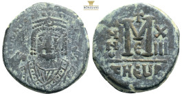 Mauricius Tiberius. Follis. 597-598 AD. Antioch. (Sear-533). (Doc-168b). Anv.: Facing bust of Maurice, wearing crown with pendilia and consular robes,...