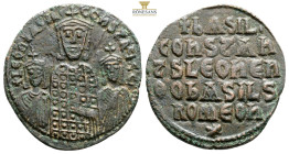 BASIL I the MACEDONIAN, with LEO VI and CONSTANTINE (867-886). Follis. Constantinople. 6,2 g. 27,2 mm.
Obv: + LEOn bASIL CONST AYGG.
Crowned half - le...
