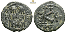 Justinus II (565-578) - AE Follis (Cyzicus, .6,8 g.) - Emperor with gl.cr. and empress Sophia, also with gl.cr., both enthroned, Christogram above / A...