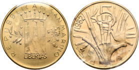 SAN MARINO. Repubblica, 301-present. 5 Scudi 1982 (Gold, 28 mm, 15.00 g, 6 h). REPVBBLICA DI SAN MARINO / LIBERTAS Crowned coat of arms. Rev. 5 / SCUD...