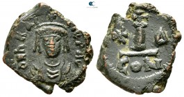 Heraclius AD 610-641. Constantinople. Decanummium Æ
