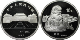 Weltmünzen und Medaillen, China. Palastmuseum in Peking. Löwe. 10 Yuan 1997. 31,14 g. 0.999 Silber. 1 OZ. KM 1097. Polierte Platte, mit Kapsel