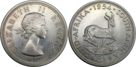 Weltmünzen und Medaillen, Südafrika / South Africa. Elizabeth II. 5 Shillings 1954. 28,28 g. 0.500 Silber. 0.45 OZ. KM 52. Stempelglanz. Patina
