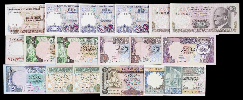 Lote de 17 billetes de distintos países. Diferentes fechas y valores. A examinar...