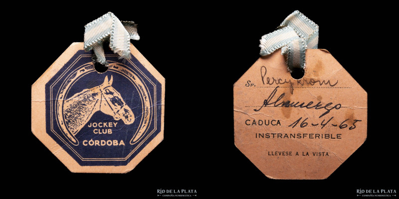 Argentina. 1965. Credencial. Jockey Club Córdoba. Cartón octogonal; 51mm. Intran...