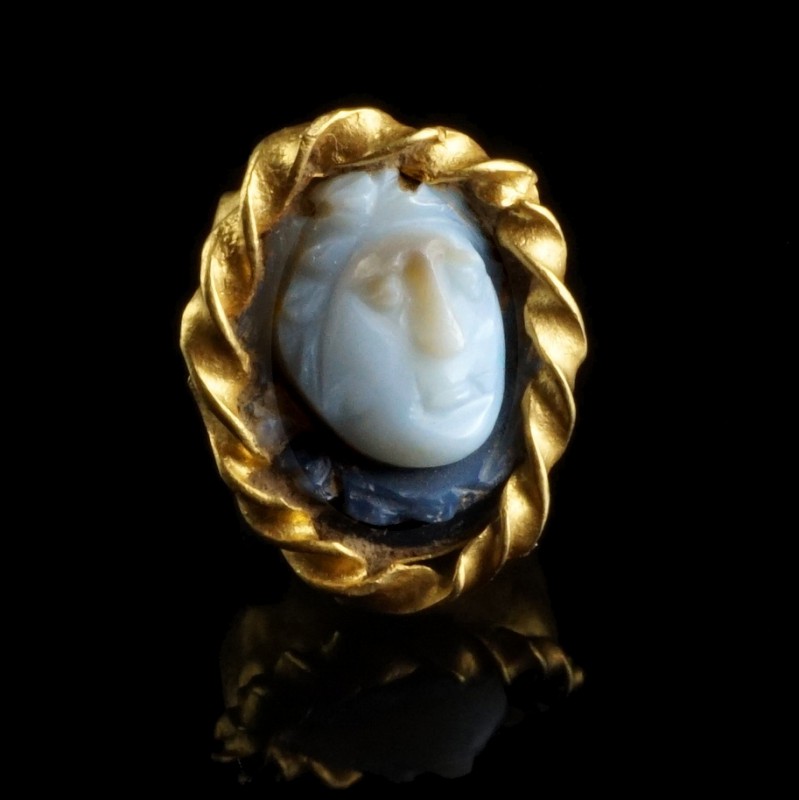 Roman Gold Medaillon with Gorgoneion Cameo
2nd-3rd century CE
Gold, Agate, 14 ...