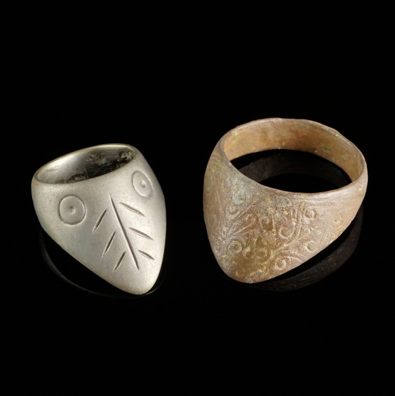 2 Archer Rings
Early Modern Age
Copper Alloy, 33-37 mm
Fine ornaments.
Very ...