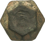 Islamic World
Ponderal. 16,63 grs. AE. Ponderal de 6 dirhams de forma Poliédrica con los lados decorados con circulos. Grabada en dos caras una palab...