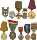 World Decorations
lote 24 condecoraciones, un Álbum con 22 Banderines españoles y Placa española de madera con los escudos de cuatro unidades militar...