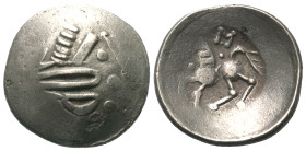 Ostkelten. Muntenien. Typ 'Sattelkopf'.

 Tetradrachme (Silber).
Vs: Stark stilisierter Kopf des Zeus mit Lorbeerkranz rechts.
Rs: Stark stilisier...