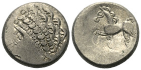Ostkelten. Noricum. Ostnoricum.

 Tetradrachme (Silber).
Typ Samobor / A.

Vs: Stilisierter Kopf mit Lorbeerkranz links.
Rs: Stilisiertes Pferd ...