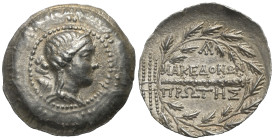 Imitationen griechischer Münzen.


Nachahmung einer Prägung von Makedonien unter römischer Herrschaft.

Tetradrachme (Silber), ungesicherte Münzs...