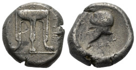 Bruttium. Temesa.

 Stater (Silber). Ca. 475 - 450 v. Chr.
Vs: TEM (retrograd). Dreifuß mit Ringgriffen und Löwenfüßen.
Rs: TEM (retrograd). Korin...