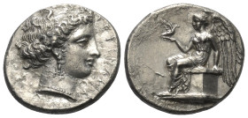 Bruttium. Terina.

 Stater (Silber). Ca. 400 - 356 v. Chr.
Vs: Kopf der Nymphe Terina rechts.
Rs: Nike mit Taube auf ihrer rechten Hand auf einem ...