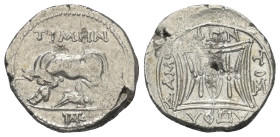 Illyrien. Apollonia.

 Drachme (Silber). Ca. 250 - 48 v. Chr.
Vs: Kuh mit Kalb nach links stehend, darüber Magistratsname: Timen; im Abschnitt Mono...