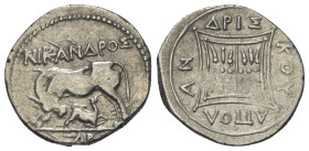 Illyrien. Apollonia.

 Drachme (Silber). Ca. 250 - 48 v. Chr.
Vs: Kuh mit Kalb nach links stehend, darüber Magistratsname: Nikandros, im Abschnitt ...