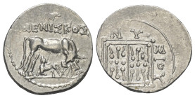 Illyrien. Dyrrhachion.

 Drachme (Silber). Ca. 275 - 48 v. Chr.
Vs: Kuh mit Kalb nach rechts stehend, darüber Adler über Magistratsname: Meniskos....