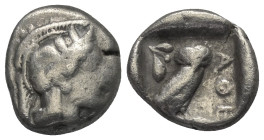 Attika. Athen.

 Drachme (Silber). Ca. 465 - 460 v. Chr.
Vs: Kopf der Athena mit ölzweiggeschmücktem attischem Helm, Ohranhänger und Halskette rech...