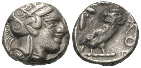 Attika. Athen.

 Tetradrachme (Silber). Ca. 400 - 353 v. Chr.
Vs: Kopf der Athena mit ölzweiggeschmücktem attischem Helm, Ohranhänger und Halskette...