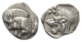 Mysien. Kyzikos.

 Hemiobol (Silber). Ca. 450 - 400 v. Chr.
Vs: Vorderteil eines Ebers links, dahinter Thunfisch nach oben.
Rs: Löwenkopf links; i...