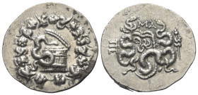 Mysien. Pergamon.

 Cistophor (Silber). Ca. 166 - 67 v. Chr.
Vs: Cista mystica mit halb geöffnetem Deckel, aus der sich eine Schlange herauswindet;...