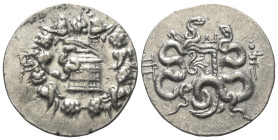 Mysien. Pergamon.

 Cistophor (Silber). Ca. 104 - 98 v. Chr.
Vs: Cista mystica mit halb geöffnetem Deckel, aus der sich eine Schlange herauswindet;...