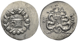 Mysien. Pergamon.

 Cistophor (Silber). Ca. 104 - 98 v. Chr.
Vs: Cista mystica mit halb geöffnetem Deckel, aus der sich eine Schlange herauswindet;...