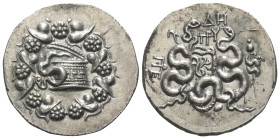 Mysien. Pergamon.

 Cistophor (Silber). Ca. 92 - 88 v. Chr.
Vs: Cista mystica mit halb geöffnetem Deckel, aus der sich eine Schlange herauswindet; ...