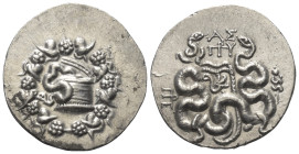 Mysien. Pergamon.

 Cistophor (Silber). Ca. 92 - 88 v. Chr.
Vs: Cista mystica mit halb geöffnetem Deckel, aus der sich eine Schlange herauswindet; ...