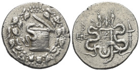 Ionien. Ephesos.

 Cistophor (Silber). 133 / 132 v. Chr. (Jahr 2).
Vs: Cista mystica mit halbgeöffnetem Deckel, aus der sich nach links eine Schlan...