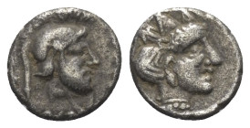 Kilikien. Ungesicherte Münzstätten.

 Obol (Silber). 4. Jhdt. v. Chr.
Vs: Bärtiger Kopf mit Helm rechts.
Rs: Weiblicher Kopf mit Zackenkrone recht...