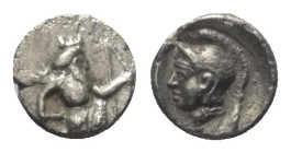 Kilikien. Ungesicherte Münzstätten.

 Tetartemorion (Silber). 4. Jhdt. v. Chr.
Vs: Persischer Großkönig mit Bogen und Dolch im Knielauf nach rechts...