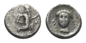 Kilikien. Ungesicherte Münzstätten.

 Tetartemorion (Silber). 4. Jhdt. v. Chr.
Vs: Persischer Großkönig mit Bogen und Dolch im Knielauf nach rechts...