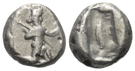 Achaimenidisches Königreich. Xerxes I. - Dareios II. (ca. 480 - 420 v. Chr.).

 Siglos (Silber). Sardeis.
Vs: Großkönig mit Speer und Bogen im Knie...