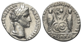 Augustus (31 v. - 14 n. Chr.).

 Denar (Silber). 81 n. Chr. Rom.
Vs: CAESAR AVGVSTVS - DIVI F PATER PATRIAE. Kopf mit Lorbeerkranz rechts.
Rs: C L...