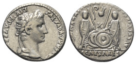 Augustus (31 v. - 14 n. Chr.).

 Denar (Silber). 81 n. Chr. Rom.
Vs: CAESAR AVGVSTVS - DIVI F PATER PATRIAE. Kopf mit Lorbeerkranz rechts.
Rs: C L...