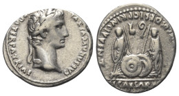 Augustus (31 v. - 14 n. Chr.).

 Denar (Silber). 81 n. Chr. Rom.
Vs: CAESAR AVGVSTVS - DIVI F PATER PATRIAE. Kopf mit Lorbeerkranz rechts.
Rs: C L...
