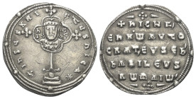 Nicephorus II. Phocas (963 - 969 n. Chr.).

 Miliaresion (Silber). Constantinopolis.
Vs: Kreuz mit Vierpass (Medaillon) mit Kaiserbüste im Zentrum....