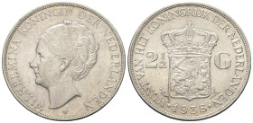 Niederlande. Königreich. Wilhelmina (1890 - 1948).

 2 1/2 Gulden (Silber). 1938.
Vs: Kopf links.
Rs: Bekröntes Wappen mit Wertangabe und Jahresza...