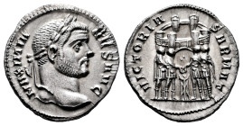 Maximianus. Argenteus. 294-295 d.C. Ticinum. (Ric-16b). (Rsc-548d). Anv.: MAXIMIANVS AVG Laureate head to right. Rev.: VICTORIA SARMAT The four tetrar...