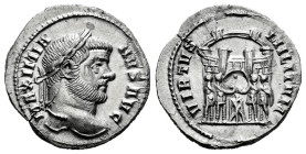 Maximianus. Argenteus. 295 d.C. Ticinum. (Ric-18b). (Jelocnik-36). Anv.: MAXIMIANVS AVG, laureate head right. Rev.: VIRTVS MILITVM, four tetrarchs sac...