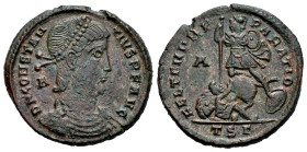 Constantius II. Maiorina. 350-355 d.C. Thessalonica. (Ric-VIII 129). Anv.: D N CONSTANTIVS P F AVG, pearl diademed, draped and cuirassed bust to right...