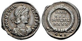 Constantius II. Siliqua. 351-355 d.C. Constantinople. (Ric-102). (Rsc-342/3j). Anv.: D N CONSTANTIVS P F AVG, pearl-diademed, draped and cuirassed bus...