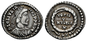 Julian II Apostata. Siliqua. 360-363 d.C. Lugdunum. (Ric-VIII 218). (Rsc-163). Anv.: FL CL IVLIANVS P P AVG, pearl-diademed, draped and cuirassed bust...