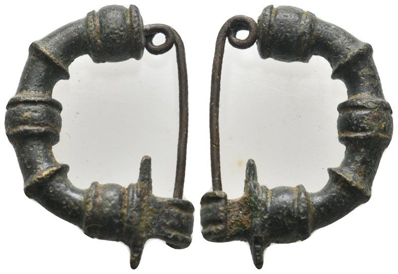 ANCIENT ROMAN BRONZE FIBULA (1ST-5TH CENTURY AD).

Lapel pin decorated with a wi...