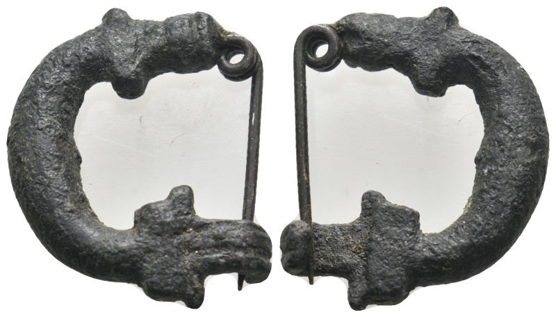 ANCIENT ROMAN BRONZE FIBULA (1ST-5TH CENTURY AD).

Lapel pin decorated with a wi...