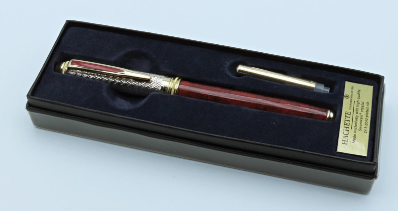 SWAROVSKI CRYSTAL collezione HACHETTE -Penna stilografica- Corpo in resina marro...