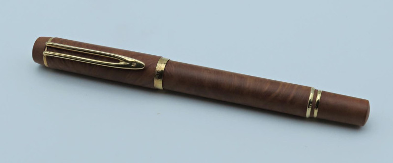 WATERMAN -Penna stilografica- Corpo e cappuccio in legno con finiture dorate. Ri...